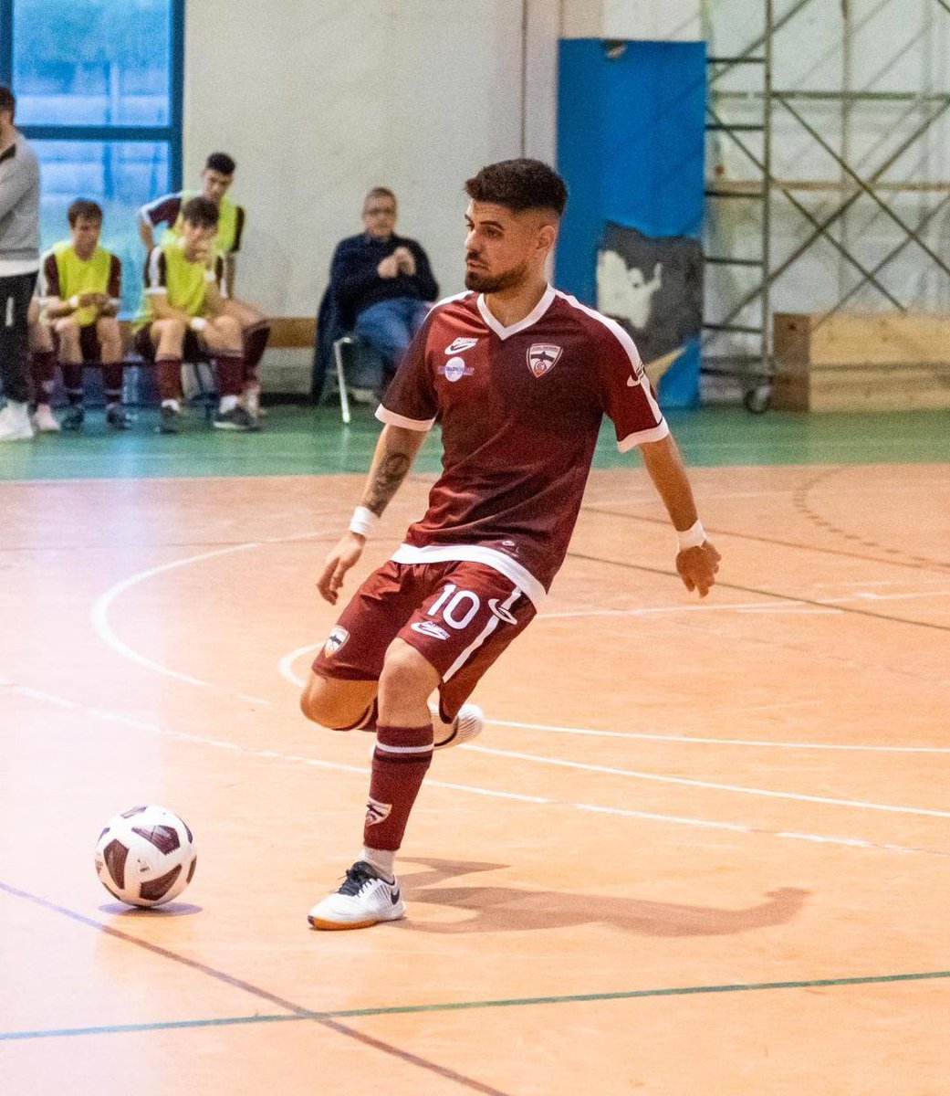 entorno5x5's tweet photo. 💥 🏆 Serie B - Girone C 🇮🇹 💥
🗞️ El español #AdrianRamirez 🇪🇦 es jugador del @FutsalPontedera 🇮🇹, que actualmente se encuentra en la 7ª posición del Grupo C de la @DivCalcio5 Serie B de Italia. ¡A asegurar el play-off crack! 💪🏻
#Pontedera #Italia #España #Futsal #5x5 https://t.co/D9oHuMtwip