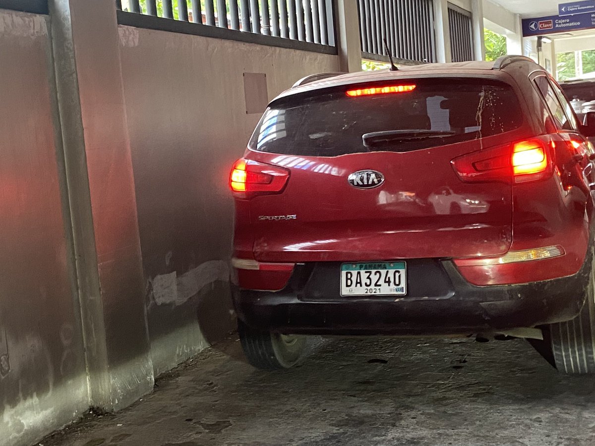 Gente, no pasó nada. Pero aún así, la falta de modales y cortesía NO LO TOLERO. Un “lo siento, cuéntame si todo está bien” hubiera bastado. 

Tengan cuidado con ese carro, que la conductora tiene licencia pero no buenos valores. 

Que decepción con la sociedad.