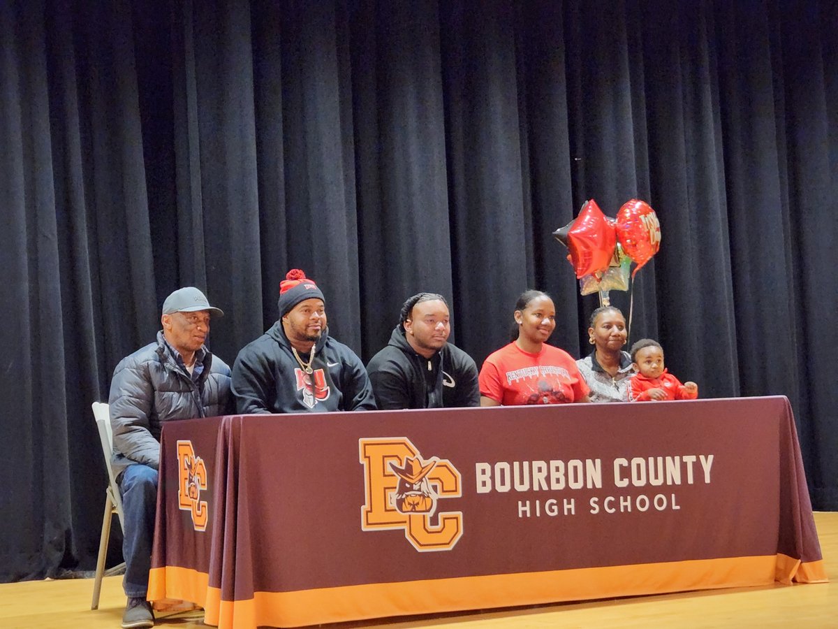 Big Picture! Congratulations Damarius Ross, Coach Keezy and family on signing NLI to play football at the next level. Proud of you <a href="/bmorelikedada/">Damarius “ Big Tank “ ross</a>  #HitSquadAlum #HitSquadMentality