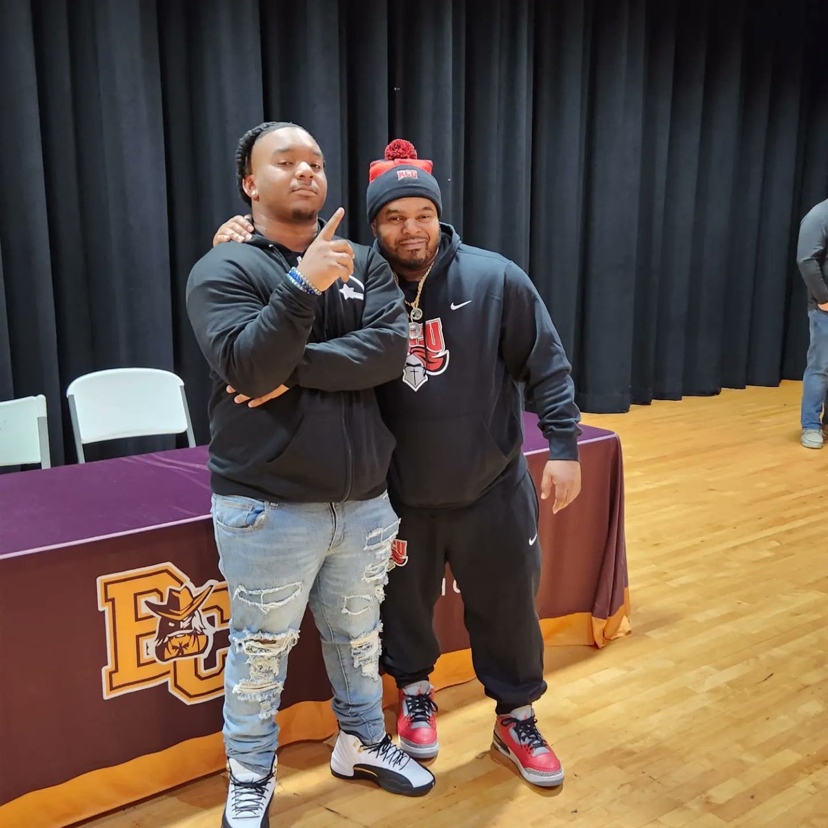 859ravensfb's tweet photo. Big Picture! Congratulations Damarius Ross, Coach Keezy and family on signing NLI to play football at the next level. Proud of you @bmorelikedada  #HitSquadAlum #HitSquadMentality https://t.co/jjsSwBGMVo