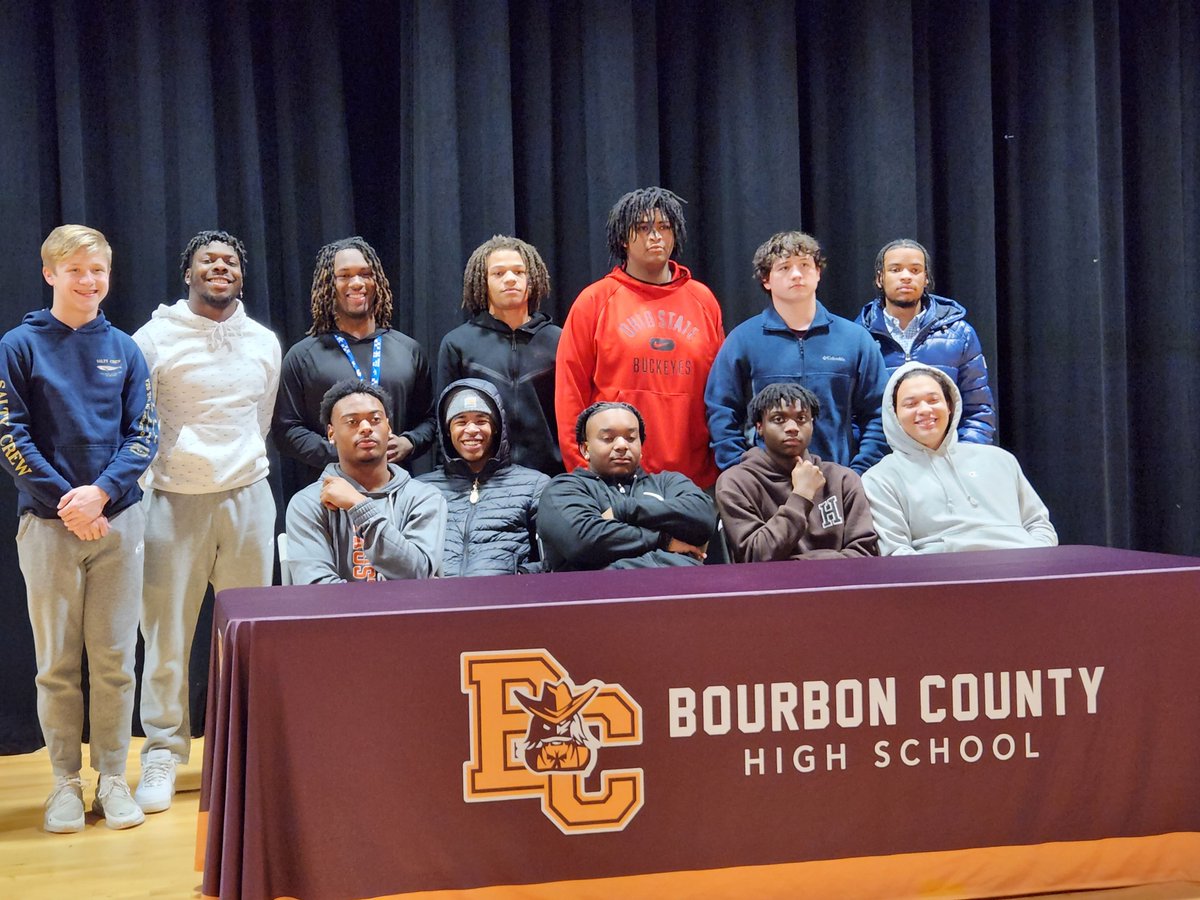 859ravensfb's tweet photo. Big Picture! Congratulations Damarius Ross, Coach Keezy and family on signing NLI to play football at the next level. Proud of you @bmorelikedada  #HitSquadAlum #HitSquadMentality https://t.co/jjsSwBGMVo
