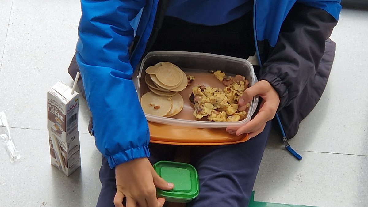 En <a href="/proyectocartama/">IES Cartima</a> a través d <a href="/ProEdSaludable/">Programa Hábitos Vida Saludable</a> #Aldea y #Convivencia hemos arrancado la #PatrullaVerde para transmitir a la comunidad educativa la importancia d reducir ls residuos q generamos y mantener los espacios comunes limpios y cuidados.¡Excelente trabajo están realizando!