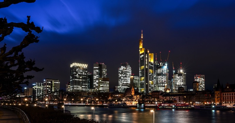 commerzbank's tweet photo. Die Commerzbank ist wieder im #DAX. Wir freuen uns sehr! Das zeigt, dass wir mit unserer Neuausrichtung auf dem richtigen Weg sind – und spornt uns an, mit der gleichen Energie weiterzumachen.
