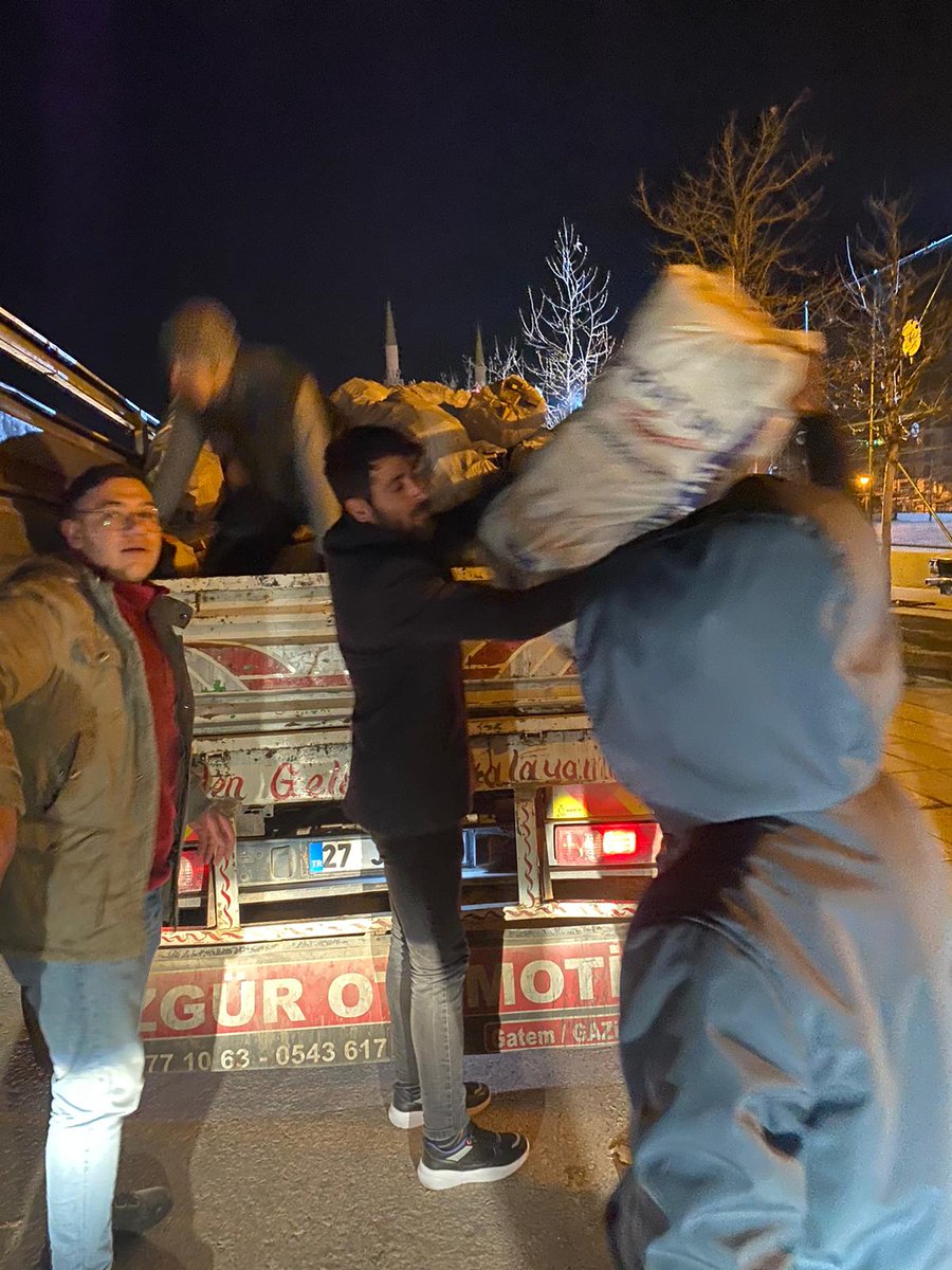 VTopcuogluMTAL's tweet photo. Okulumuz öğretmen ve idarecileri tarafından  4,5 ton odun alınarak ihtiyaç sahiplerine dağıtılmıştır.Gün birlik ve beraberlik günüdür. Allah yapılan  ve yapılacak hayırları kabul etsin inşallah. https://t.co/Z1Zs1LzCNo