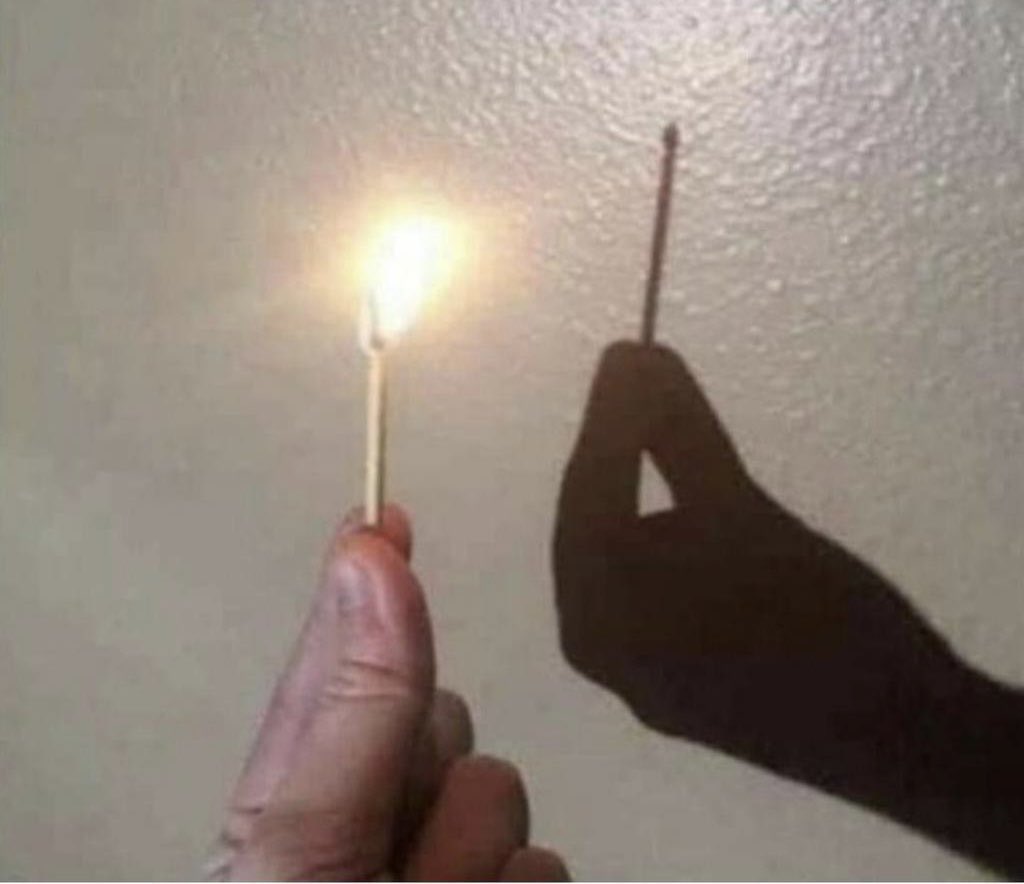 Ateşin gölgesi yoktur. O yüzden, insanın içindeki yangını dışarıdan bakan göremez.