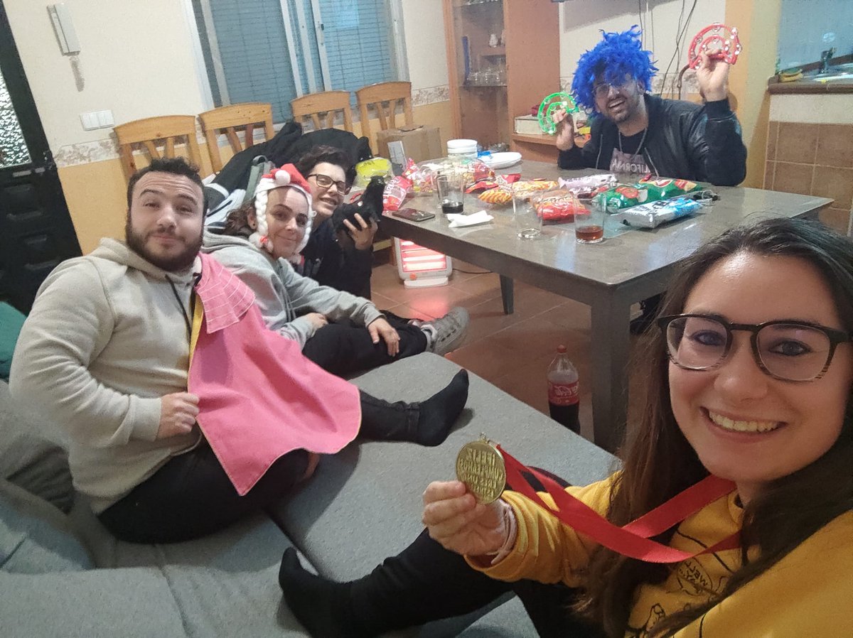laura_chipi's tweet photo. Tradición carnavalesca! 
#33Finales
#COAC2023Final https://t.co/QYOxRNfPtF
