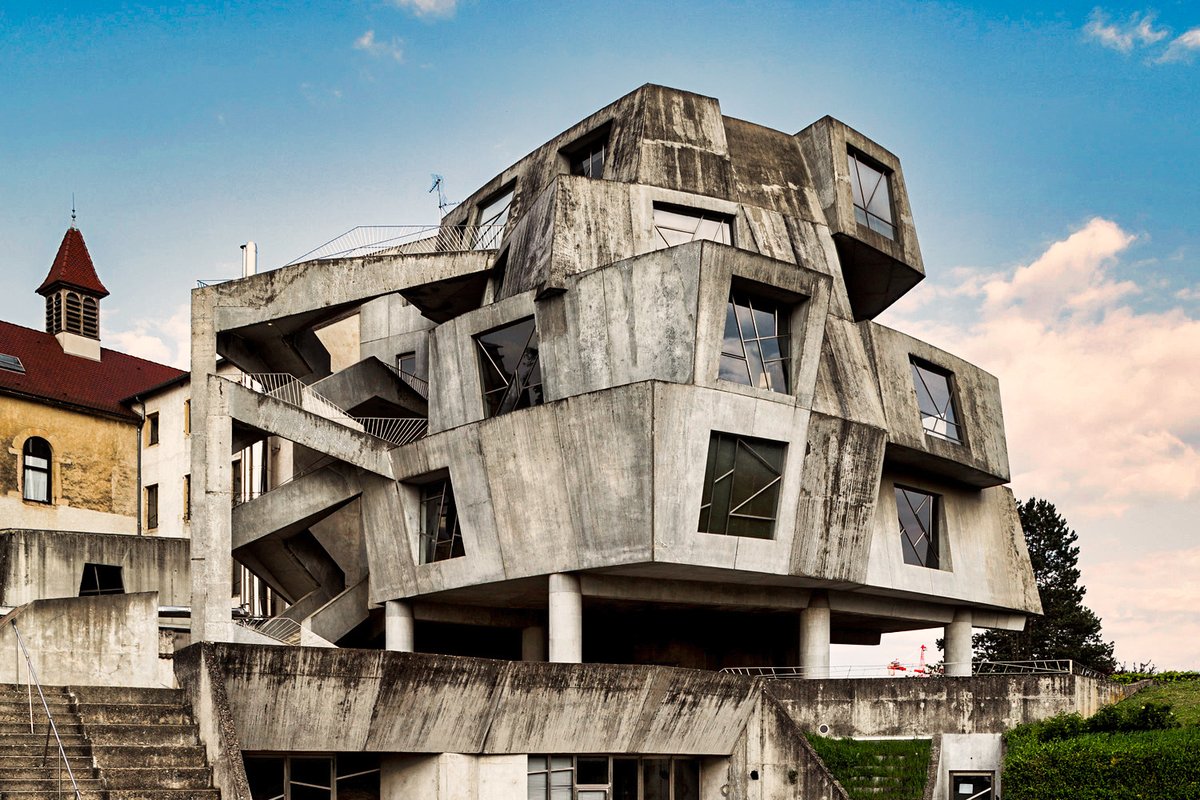 Liceo de los Padres Maristas de Sainte-Marie . Lyon, Francia ( shorturl.at/wGQY2 ). 
Arquitecto 𝐆𝐞𝐨𝐫𝐠𝐞𝐬 𝐀𝐝𝐢𝐥𝐨𝐧, 1976.  Estilo: #Brutalismo