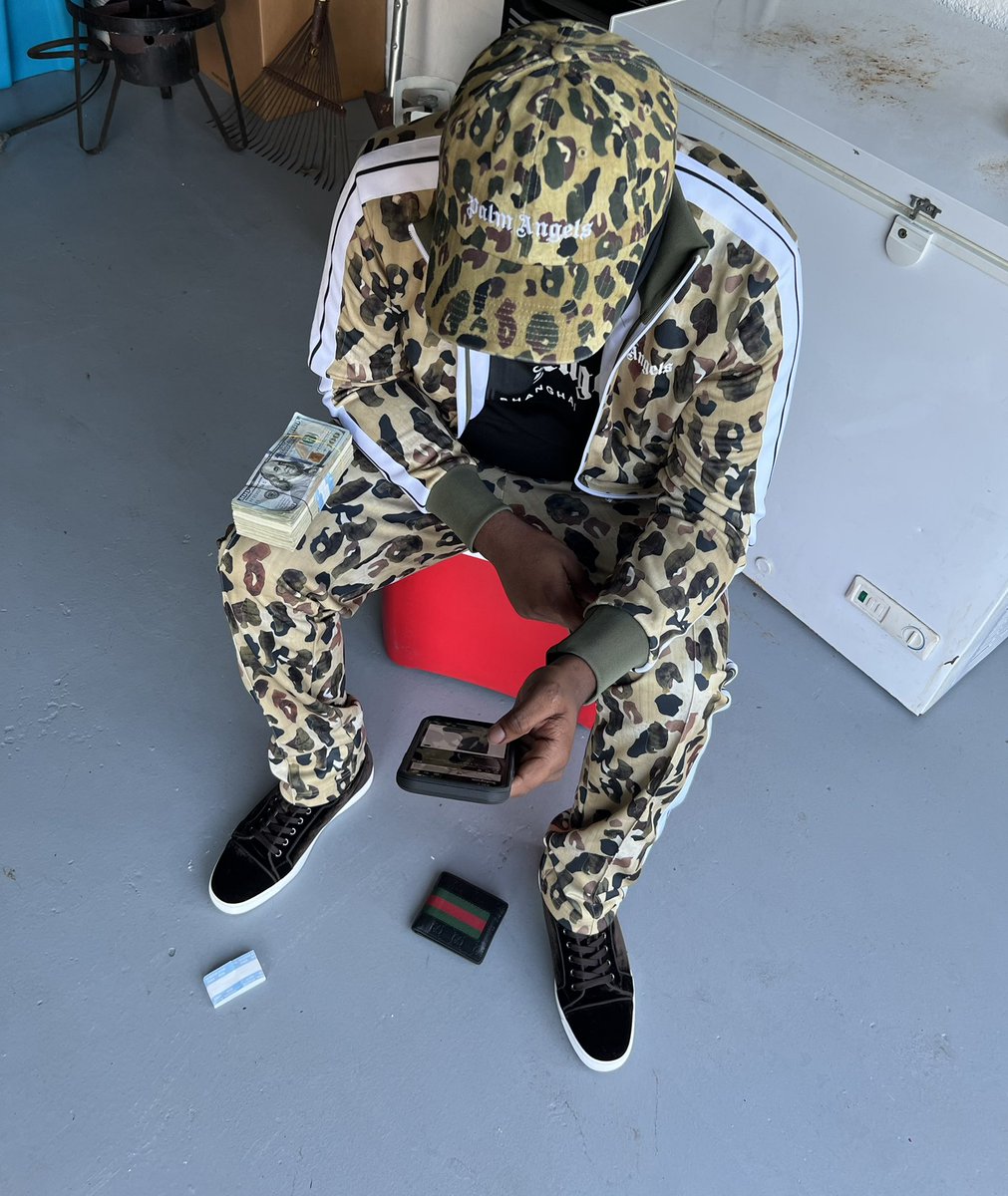 1dadddd's tweet photo. …Can’t hold my glock, reason ion really like that shit🤷🏾‍♂️ https://t.co/BlGx3C699W