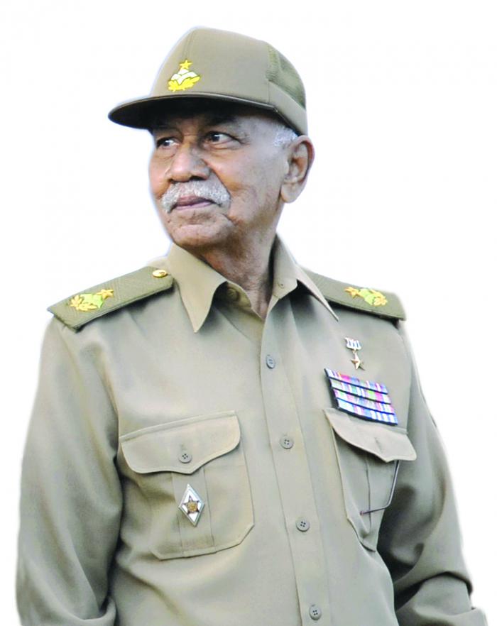 Hoy es el 98 aniversario del natalicio del#Comandante #Almeida , el que nos dijo"Aquí no se rinde nadie. #CubaViveSuHistoria.