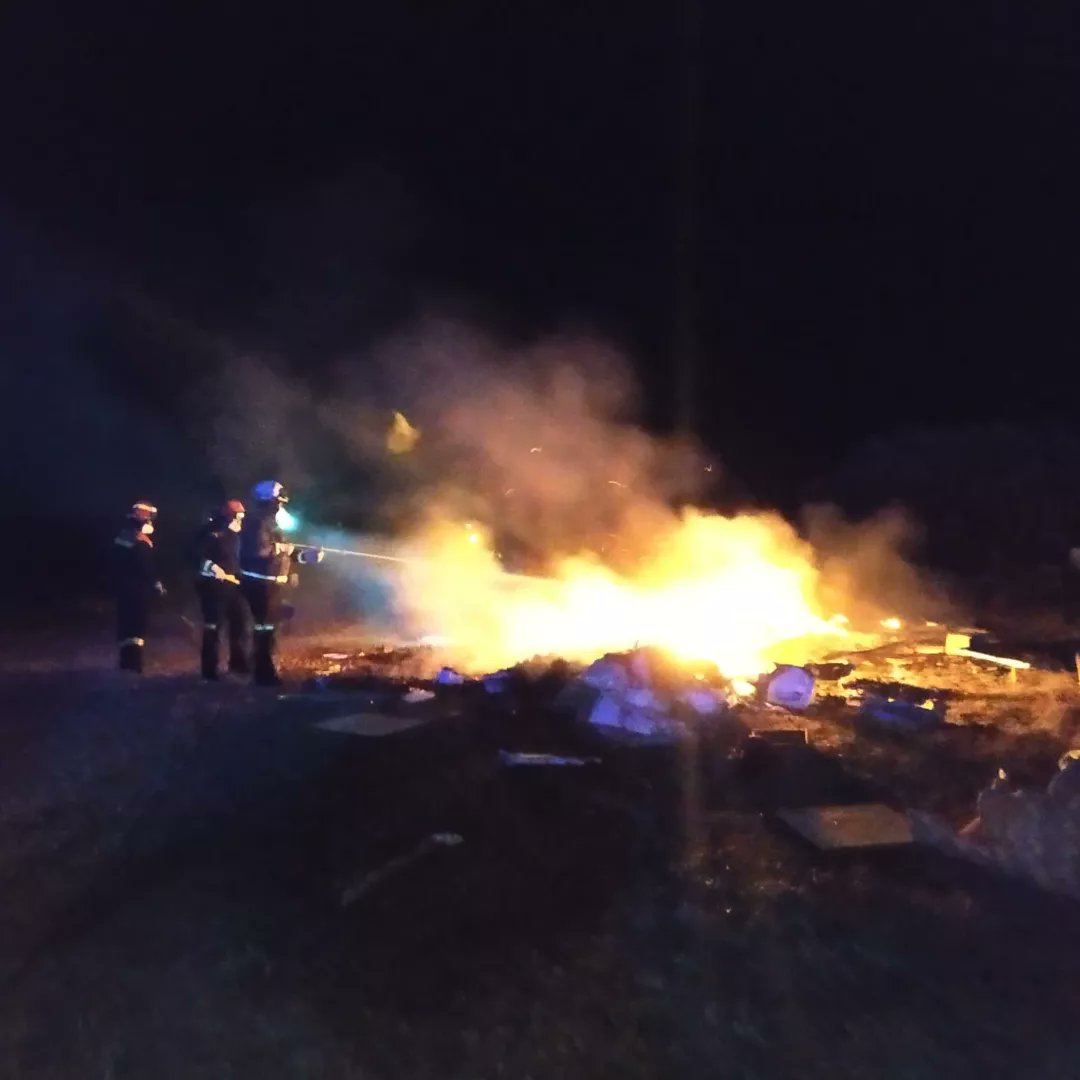 CivilPioz's tweet photo. A las 20:15 somos activados por 112 por incendio en el camino que va al punto limpio. Una vez personados en el lugar observamos que han depositado escombros en el camino y les han prendido fuego. Solicitamos la colaboración de PC Torres que procede a su extinción.
#pcpioz https://t.co/fpdoyaPVYC