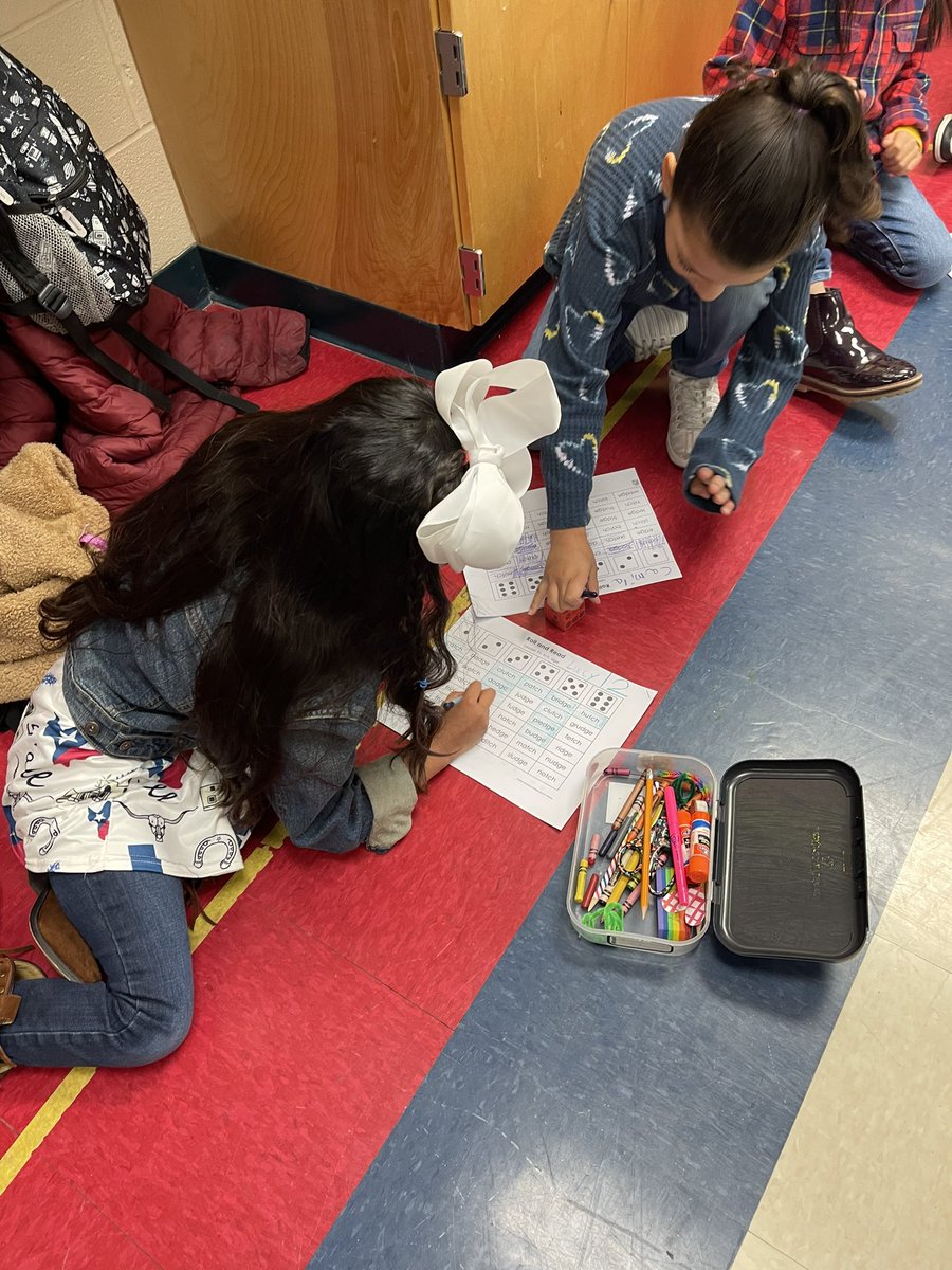 lisa_carrasco1's tweet photo. 1st graders @NISDMurnin practicing final trigraph words with -tch and -dge #rollandread #practice @nisdelemelar 🎲📚🙌🏽 https://t.co/rwprP6BFsf