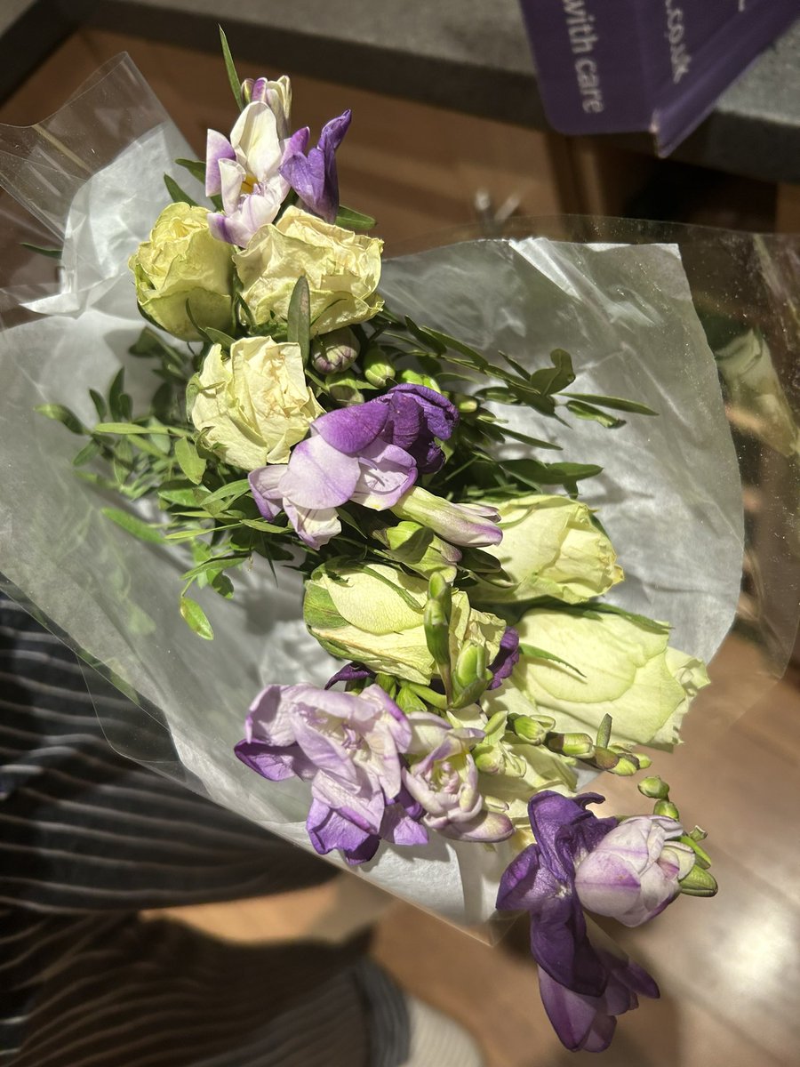 andyash10's tweet photo. @efloristflowers finally received flowers 3 days late 🤬 … that are dry and ready straight for the compost bin - amazing service 🙄 https://t.co/nVqhM0lHnq