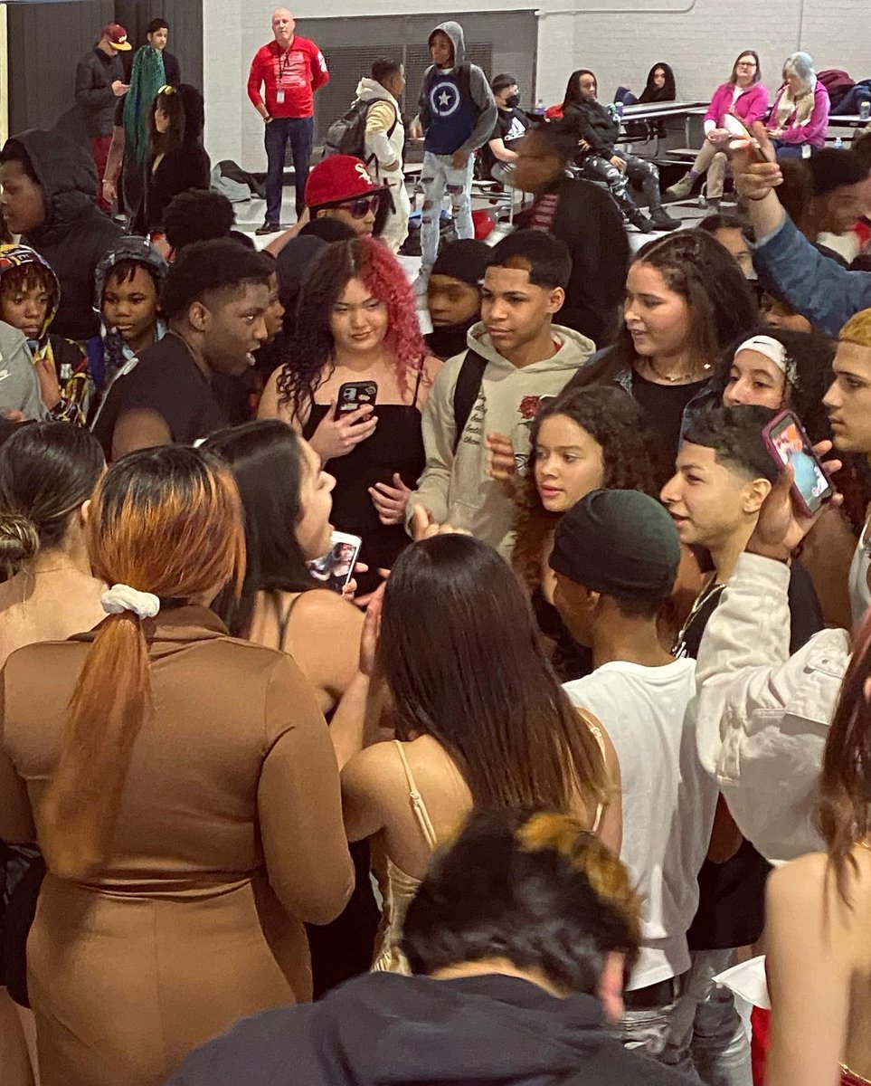 LosonROC's tweet photo. 💃SWEETHEART DANCE🕺: @RCSDMonroe Lower students danced their way into February break.  It was the perfect send-off! @RCSDNYS #JewelOfTheCity #SchoolDance https://t.co/cextayZRmR