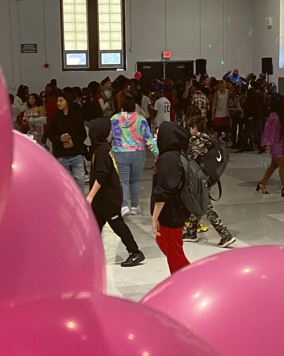LosonROC's tweet photo. 💃SWEETHEART DANCE🕺: @RCSDMonroe Lower students danced their way into February break.  It was the perfect send-off! @RCSDNYS #JewelOfTheCity #SchoolDance https://t.co/cextayZRmR