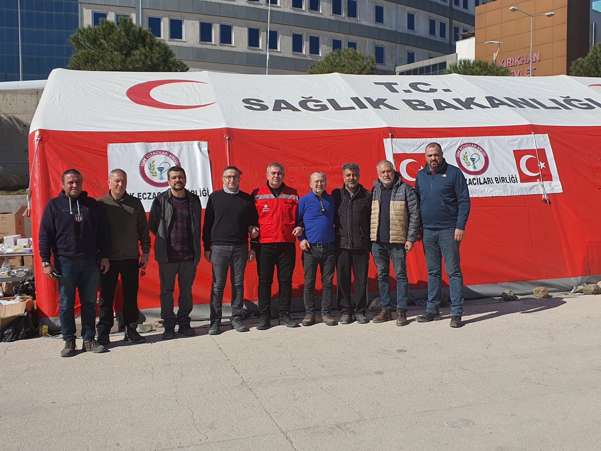 armanuney's tweet photo. Türk Eczacıları Birliğinin ve Bölge Eczacı Odalarımızın koordinasyonunda Hatay bölgesine kurduğumuz Sahra Eczanelerimizde,halkımıza ücretsiz ilaç/eczacılık hizmeti sunan gönüllü meslektaşlarımızın yanındaydık. Hepsiyle gurur duyuyoruz.Afetin yaralarını birlikte saracağız.
#deprem https://t.co/AfrJeZIoW2