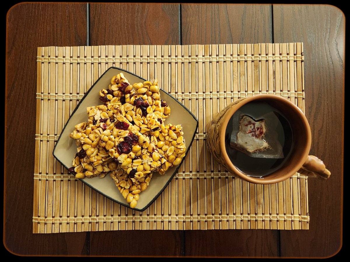 Я по жизни никогда не был сластеной, но в тех редких случаях, когда пробивает на сладкое, козинаки - одно из моих любимейших лакомств к чаю. В США их, однако, не сыскать… Зато приготовить, как оказалось - проще простого! Мед/сахар, арахис, сушенная клюква и 10м времени.
🍯🥜🫐🍪