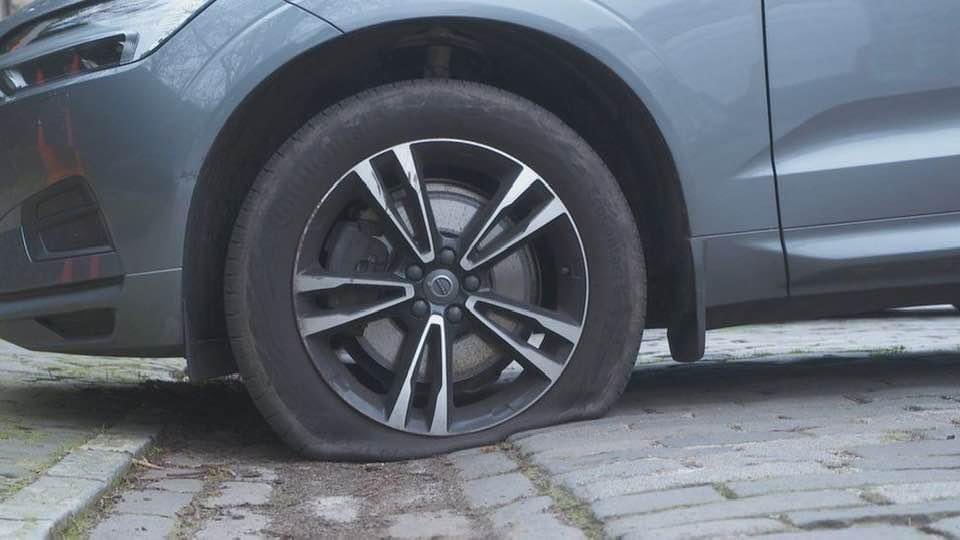 🚙 Les dégonfleurs de pneus ont été identifiés et appréhendés à Sèvres. Ils avaient dégonflé les pneus de pas moins de 200 SUV dans le sud du 92 en fin d'année dernière, notamment à Sèvres et Meudon. 👮‍♀️ Ils encourent une peine jusqu'à 2 ans de prison et 30 000€ d'amende