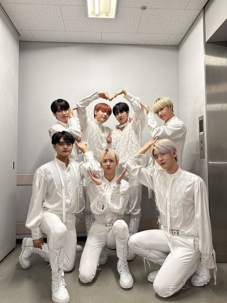 kingmoon_blue's tweet photo. ¡FELIZ SEGUNDO ANIVERSARIO MIS AMORES!💞
#2YearsWithKINGDOM #킹메의자랑_킹덤의_2주년을_축하해 #0218_KINGDOM #킹덤이들_두살됐어요 #HAPPY_KINGDOM_DAY #KINGDOM #킹덤 https://t.co/Y2ku9pf4Ic