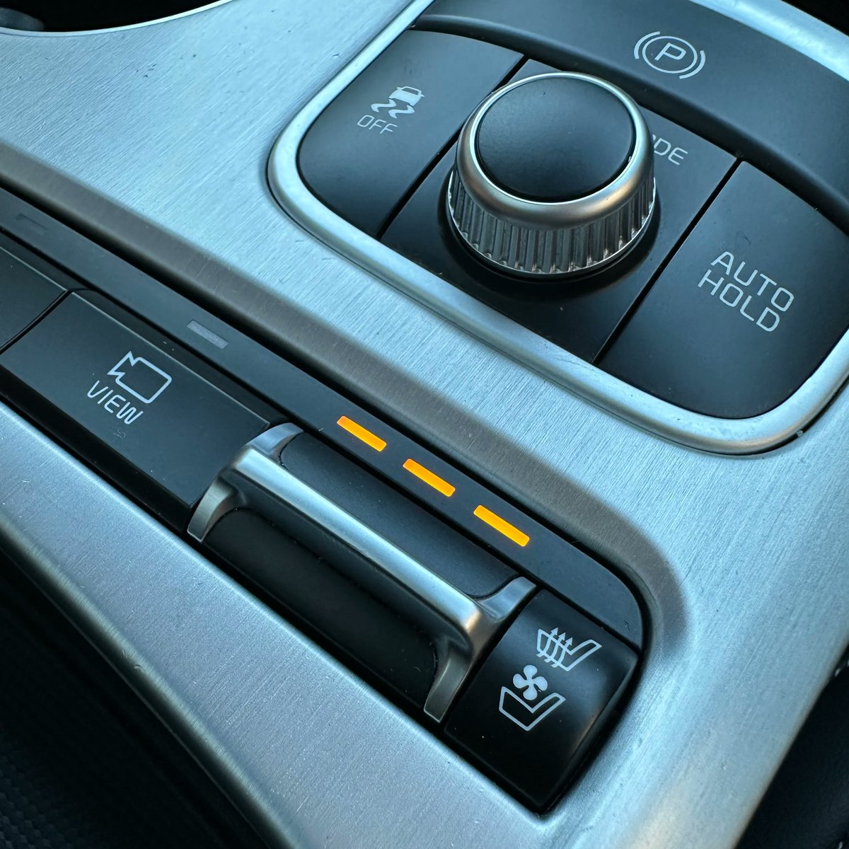 Carma_au's tweet photo. Three things we love about the 2020 Kia Stinger GT 🦂 🚗 
1. Heated AND ventilated front seats 
2. Apple CarPlay and Android Auto
3. Sunroof https://t.co/PTzCU38FR5