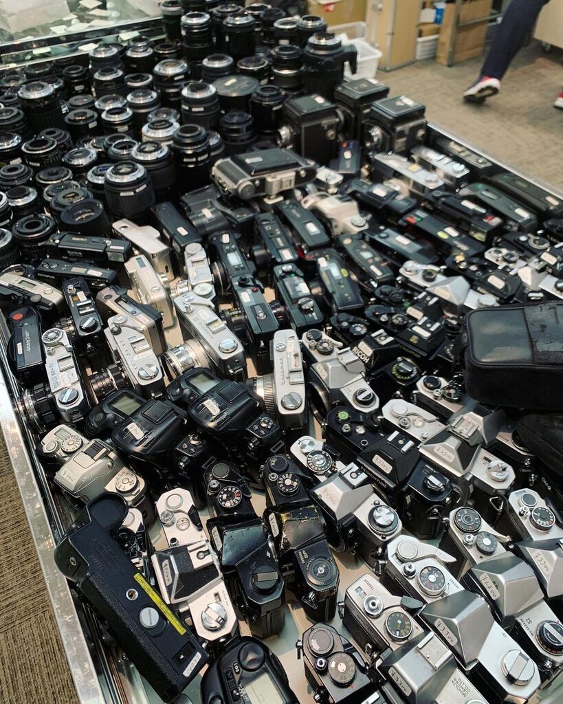 QuickquickUS's tweet photo. japancamerahunter:

The junk box at the camera fair is always a treasure trove. Nothing works but for those who like to tinker it is always worth a look. 

#camerafair #tokyo #filmcamera #filmphotography #cameralens #brokencamera #japancamerahunter (at M… https://t.co/iiWGnbtymP https://t.co/IzmYqx2zQ5