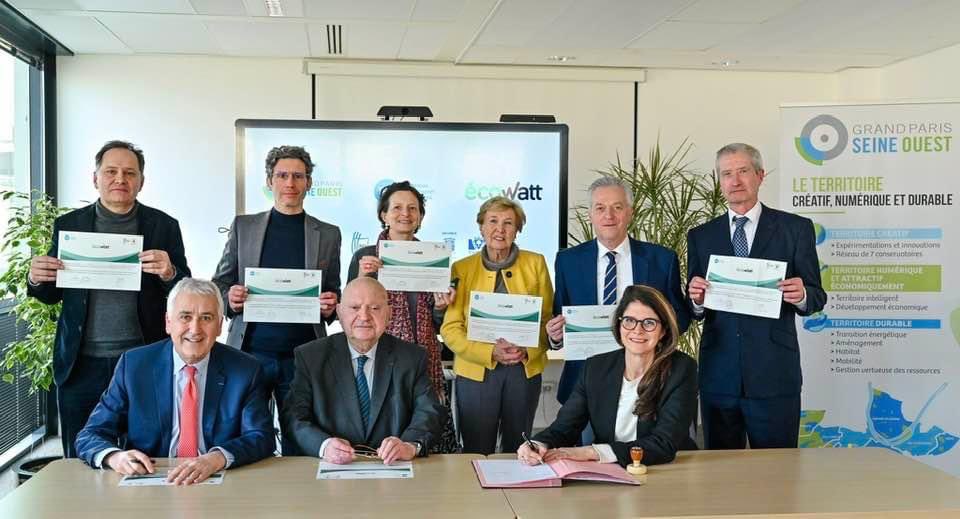 Signature de la charte @EcoWattIDF de RTE avec mes sept autres collègues maires de @GPSO_SeineOuest : actions de sobriété et outils de télégestion ont déjà permis une baisse de 9% de la consommation électrique dès cet hiver.