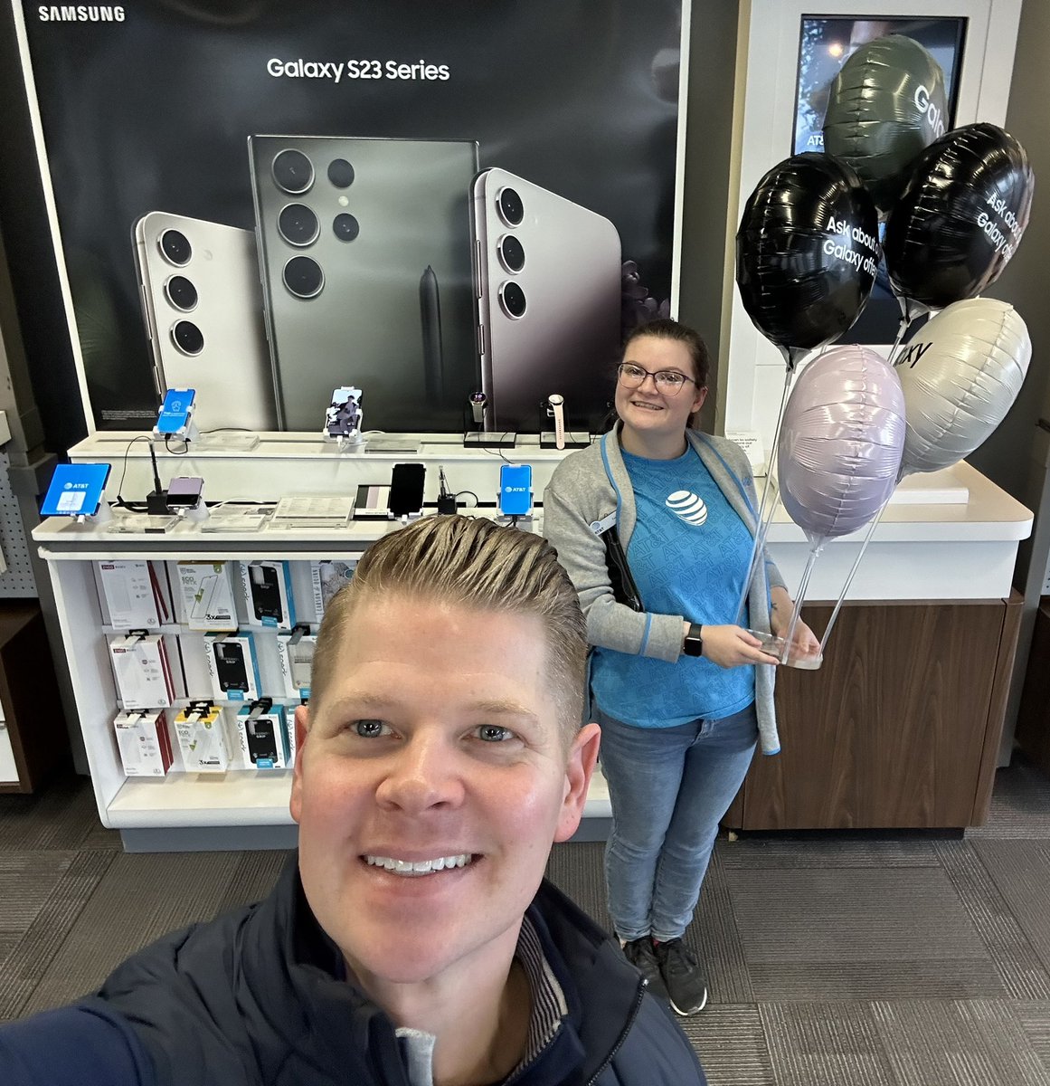 Team Lancaster is having fun and helping customers get their new S23!🚀 #ERGalaxyS23  @theeastregion <a href="/OneNYNJ/">OneNYNJ</a>