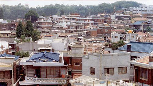 Dizer que "a Coréia construiu uma educação de qualidade" é quase um eufemismo.

Tá vendo essa foto? Parece uma favela BR, mas é Seul em 1984, ano em que foi realizado o primeiro teste internacional de ciências.

Nessa época, a Coréia tinha o mesmo nível de renda do Paraguai. 👇
