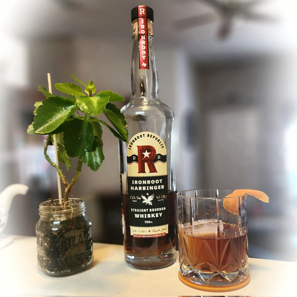 An old-fashioned Friday 🥃
<a href="/IronrootWhiskey/">Ironroot Republic</a> #Oldfashioned  #cocktail #bourbon
