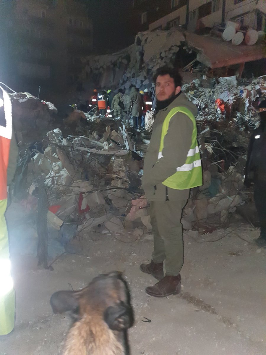 In de laatste nacht in het rampgebied heeft Signi nog een doorslaggevende bijdrage kunnen leveren in het redden van een overlevende onder het puin!
Signi zoekhonden blijft in gedachten bij de slachtoffers in Turkije...
omroepbrabant.nl/nieuws/4232788…