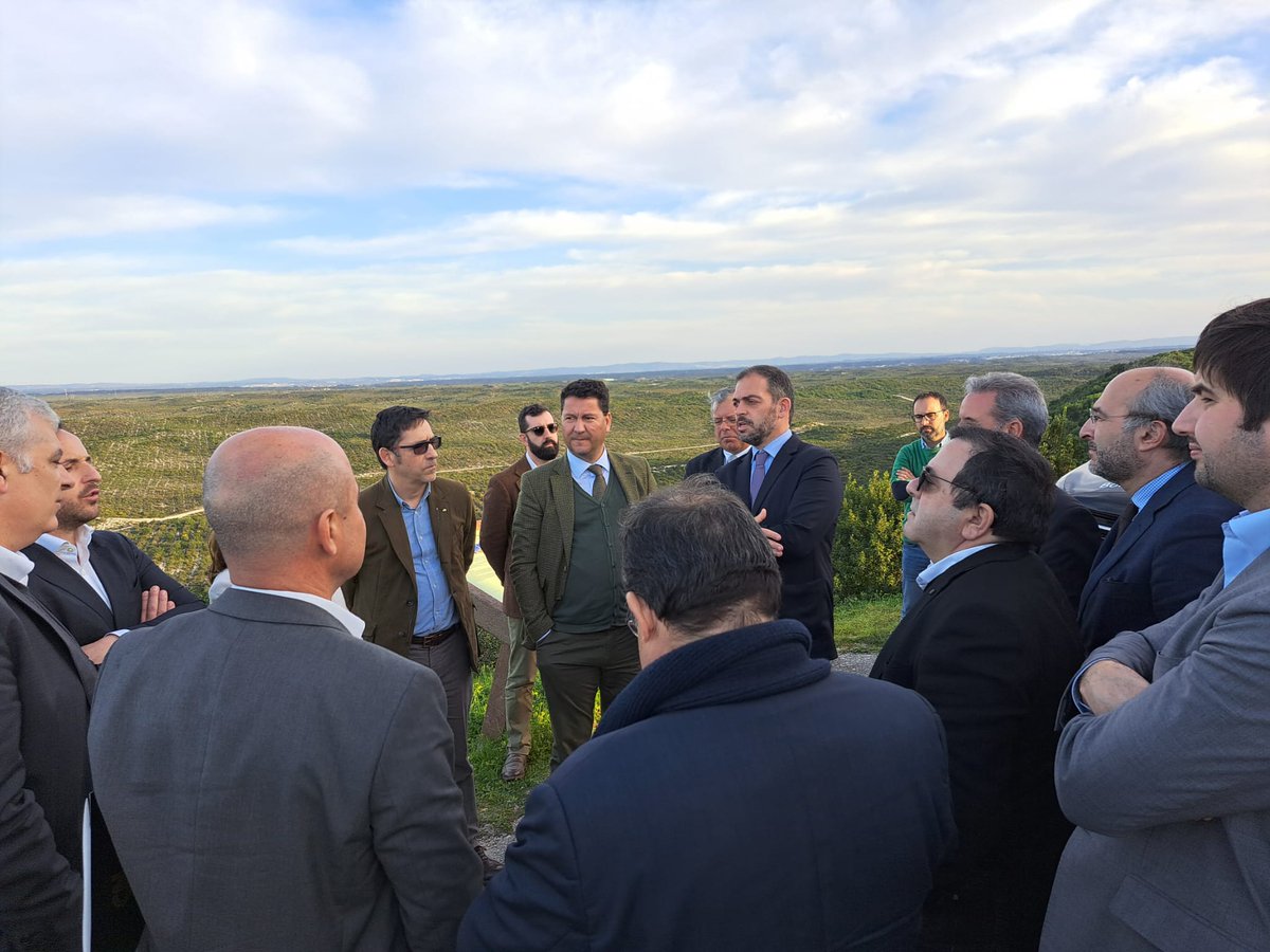 ambiente_pt's tweet photo. O #MAAC, Duarte Cordeiro, visitou os trabalhos de replantação e áreas de regeneração natural na Mata Nacional de Leiria, com o #SECNF, João Paulo Catarino, e deputados da Comissão Parlamentar de Agricultura e Pescas. Resultados, opções e investimentos em execução foram temas. https://t.co/aMv7pPoRaK