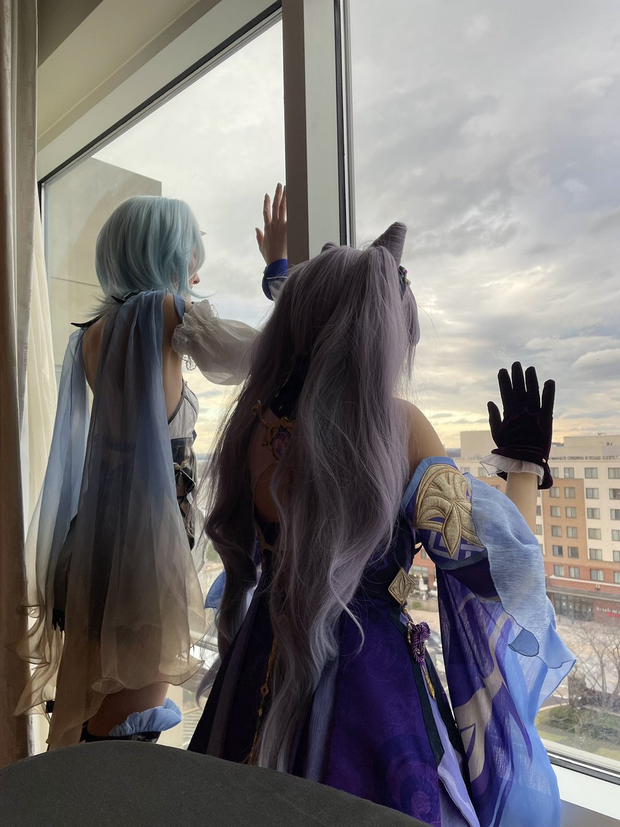 kyatorincos's tweet photo. Eula and Keqing waiting for their door dash https://t.co/t65pOOZxSY