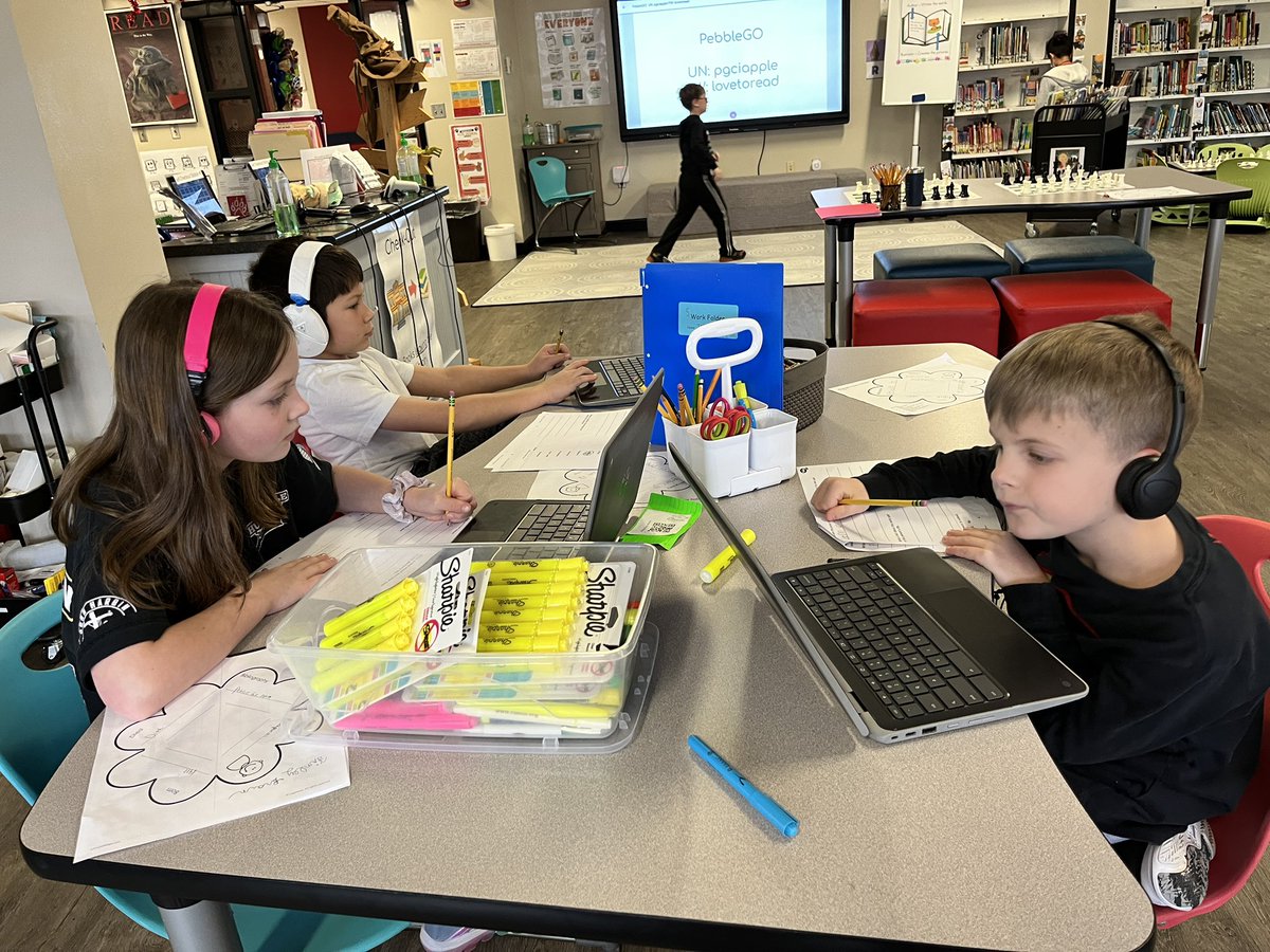 MerryGaylor's tweet photo. Collaborating with the amazing @awschwartz1 in the @RivertonLMC to research American history makers for slide show presentations. @RivertonElem https://t.co/Zxsq1Eu2bi