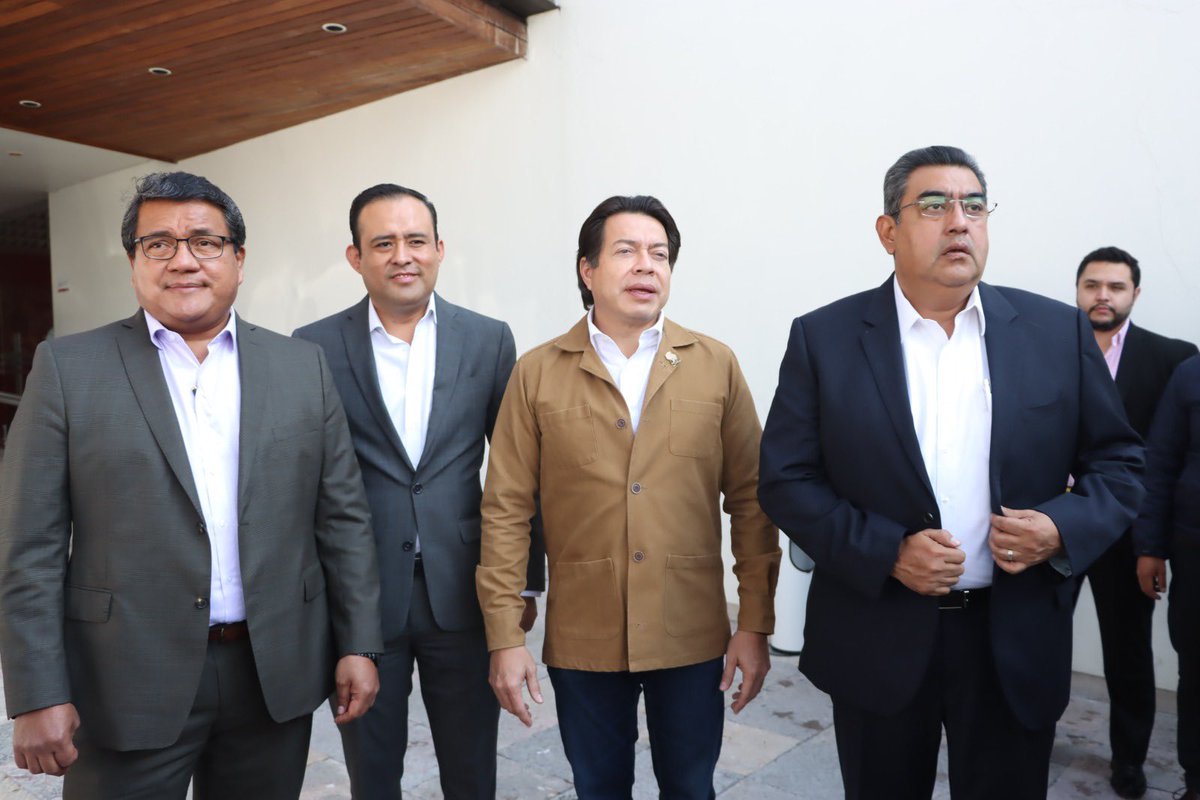 LaloCastilloLop's tweet photo. Me dio gusto coincidir con diferentes actores políticos con quien reafirmé mi compromiso como presidente del @CongresoPue con #OrdenYLegalidad para legislar siempre bajo los ideales de la #4T, sin empeñar el futuro de #Puebla. https://t.co/aMoqxdLL2s