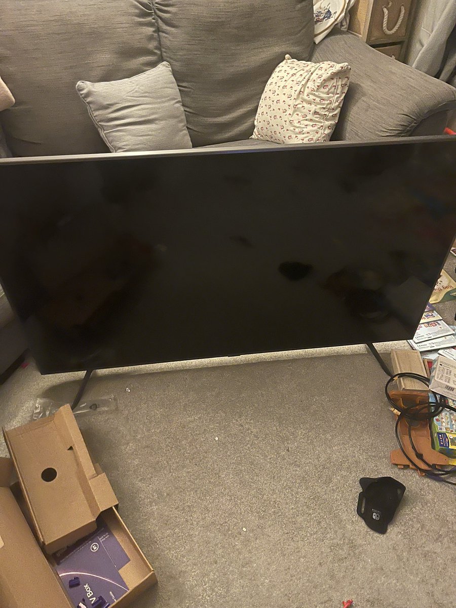Andy_J_Mayar's tweet photo. What a piece of shot this @SamsungUK to is!!had it since 18th April 2022 and itโs fucked!!!!
So annoyed,itโs like nothing is built to last these days! Now sat watching a 20โ tv. So fucking annoyed. #samsung #shittv https://t.co/uQZROATgw0