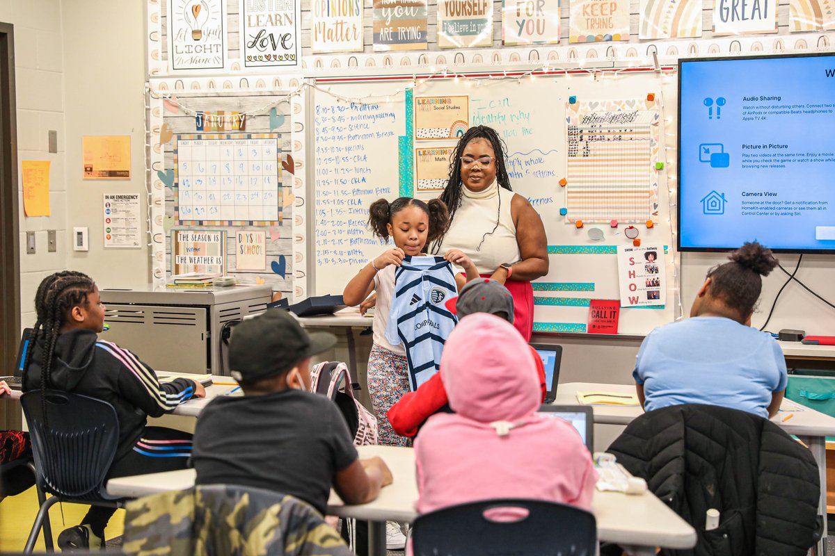 sportingkcyouth's tweet photo. To celebrate National Kindness Day, we brought πΎ.πΌ.π.π.: Kindness In The Schools π
Local students who have shown kindness are going home with our new 2023 primary kit π
#RedCardKC | @ChildrensMercy https://t.co/V8c6PACHWr