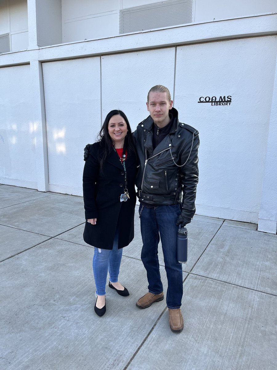 COA_middle's tweet photo. For any educator, it's always a highlight of their day to see a former student. COA Middle Campus Principal, Dr. Kisel, got to talk to one of her former students this morning.
#coaalumni #coamiddle #coaschool #gcc_charters #gcc20yearsofimpact https://t.co/ncWDpGAL22