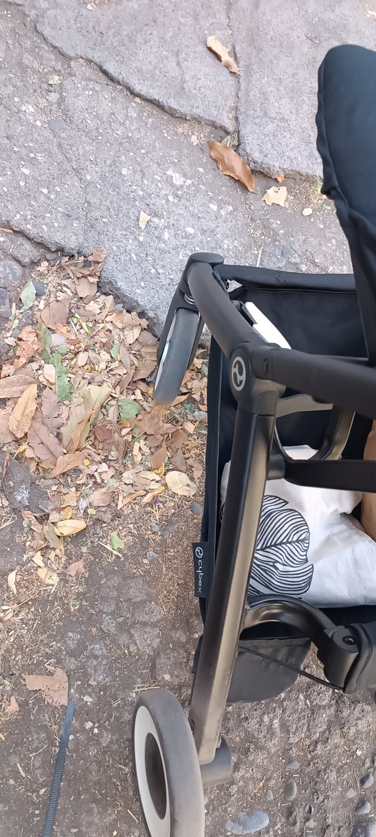 armanduco's tweet photo. @Muni_Recoleta cómo le hace para pasar por ahí una persona en silla de ruedas? 
@danieljadue espectacular todas las mejoras en la comuna, la cancha de padel etc. Pero no se olviden del del barrio @PeruAvenida https://t.co/ditb6piT99