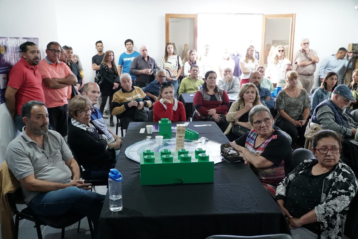CCeneu's tweet photo. La escucha nos relaciona pero también nos permite conocer las diversas realidades.
Somos un proyecto plural y participativo!! 👥
#MuchasGracias #VillaElChocon 
@marcoskoopm  💙 @AnaPechenOk 
#Hayfuturo https://t.co/8SZ92ZX9ht