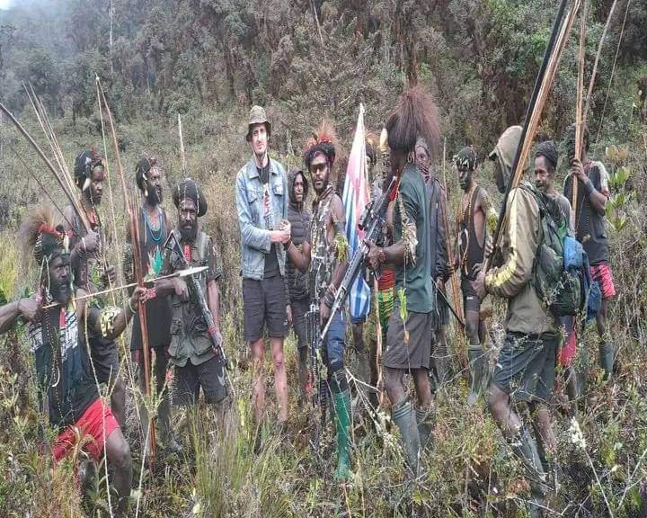 RepublikPapua's tweet photo. Kami Pemerintah Negara Indonesia Dan Negara Papua Akan Pulangkan Pailot Secara #DAMAI Jikalau Internasional Jawab Tuntutan Kami Sesuai Keinginan Nasional Dalam Negeri Indonesia Dan West Papua. 
Sesuai UUD AGAMA NEGARA ADAT &amp; HAM DLM NEGERI.
#NPRPB
#PapuanLivesMatter
#WestPapua https://t.co/D1tblwxOmy