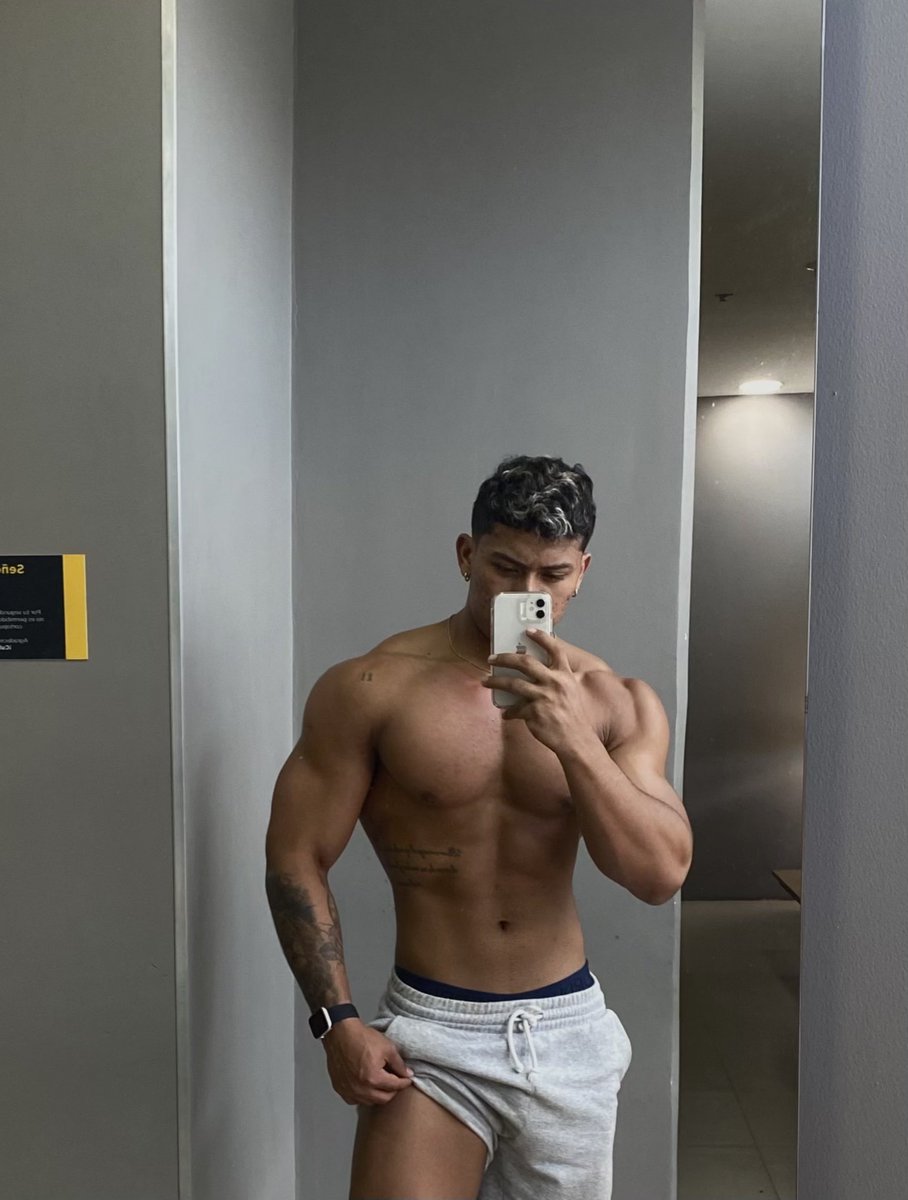 MathewEvanz1's tweet photo. Massive enough to destroy you with a single finger 
Get ready, I’m coming 

#musclegod #alphamuscle #cashmaster #cashslave @rt4dom @MASTER_UPDATES @alphaxfindomrt https://t.co/9mFRSV13l2