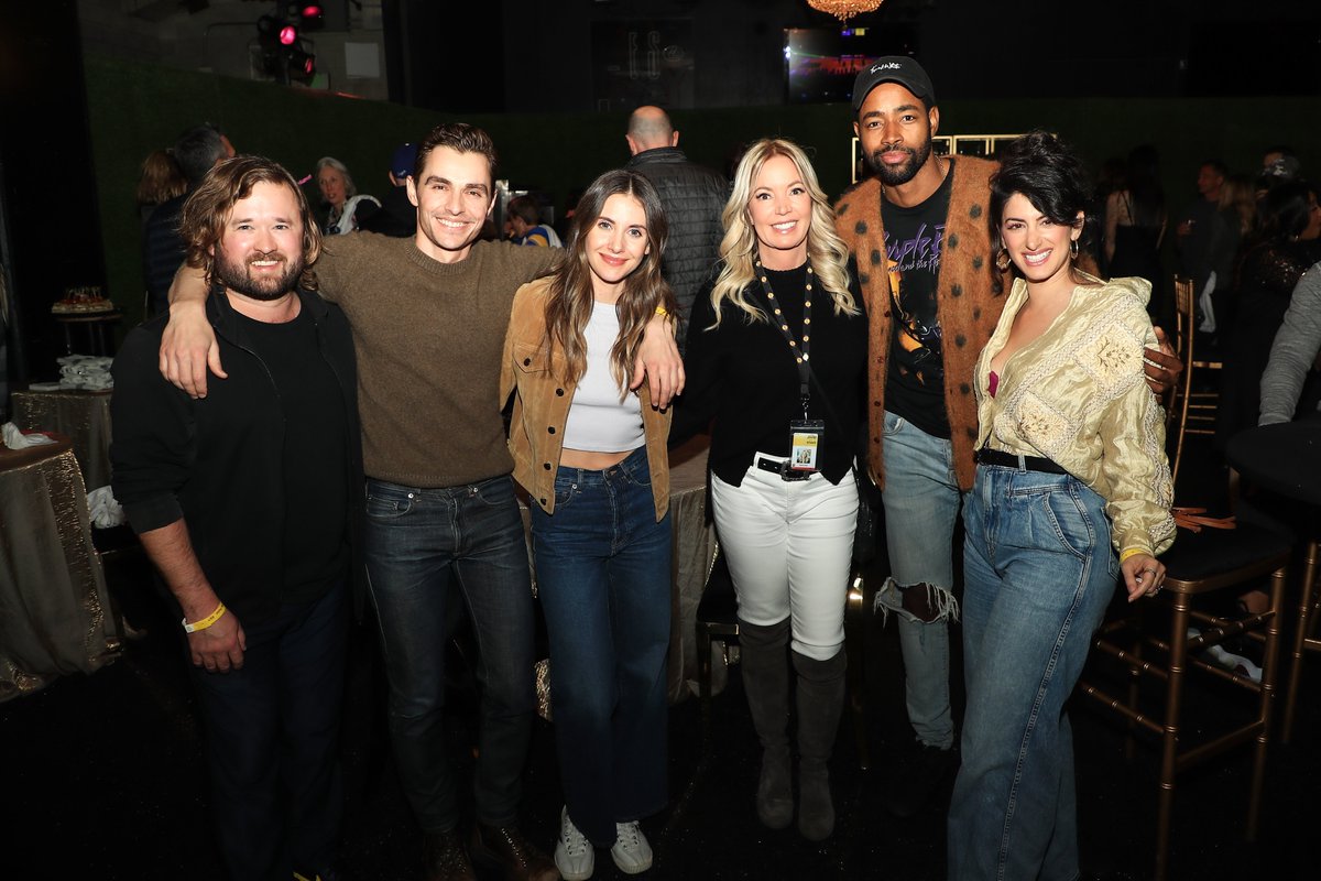 primemovies's tweet photo. The cast of #SomebodyIUsedToKnow hanging out IRL, you love to see it 😍 Their movie is now streaming on @primevideo. https://t.co/UorPo8g4yT