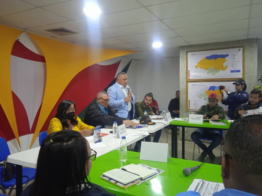 <a href="/Elifervasquez/">Elifer Vasquez</a> Estuvimos en el Estado Mayor de Alimentación del Estado con presencia del gobernador <a href="/AdolfoP_Oficial/">Adolfo Pereira Gobernador</a> y el Ministro <a href="/LealTelleria/">M/G Carlos Leal Tellería</a>, recibiendo tareas que debemos desarrollar junto a los Líderes en el territorio para beneficio del pueblo.
#ElEsequiboEsDeVenezuela