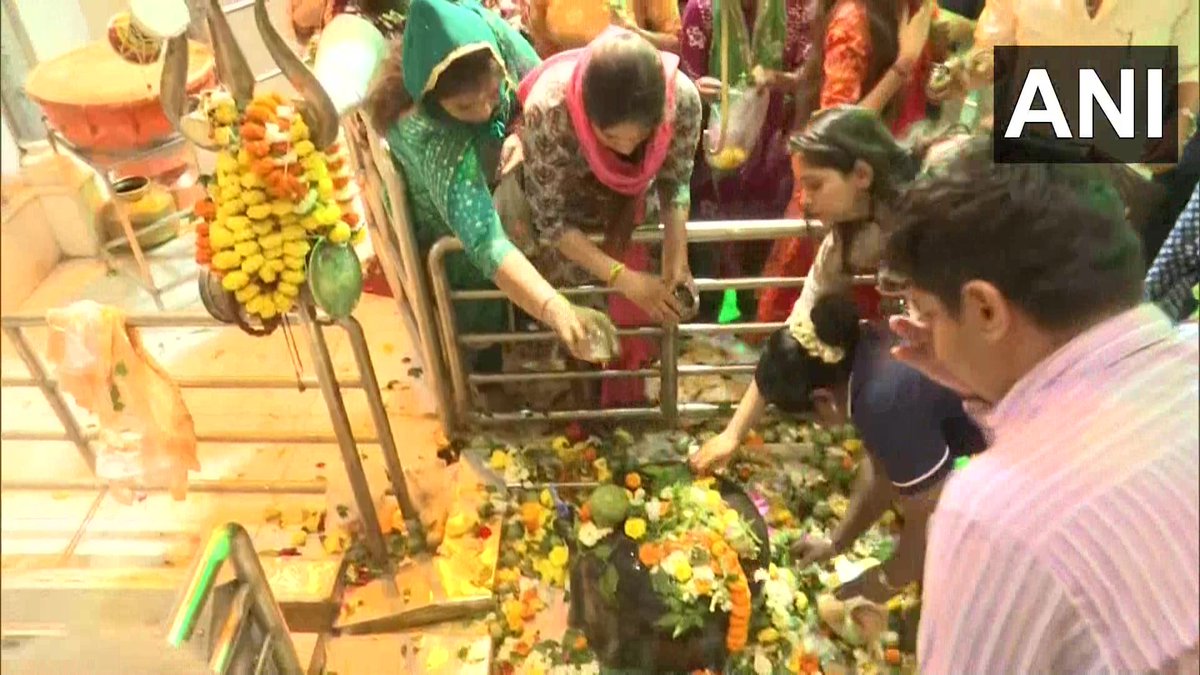 Maharashtra | Devotees throng Babulnath Temple in Mumbai to offer prayers on the… Maharashtra | Devotees throng Babulnath Temple in Mumbai to offer prayers on the…