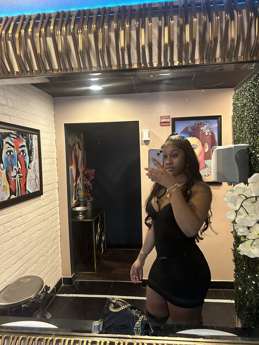 Kamrieeee's tweet photo. Not the waitress but I’m serving face and Bawdy 😜 https://t.co/oKPZMSnuRM