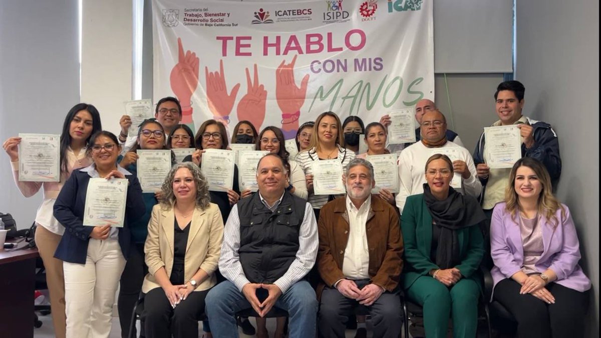 GobBCS's tweet photo. 📱🔍 #Infórmate | Esta mañana se llevó a cabo la clausura del taller de Lengua de Señas Mexicanas “Te hablo con mis manos”, a cargo del #ISIPD e @icatebcs, donde 17 servidores públicos del gobierno estatal
1/2 https://t.co/O2JpmNB2kh