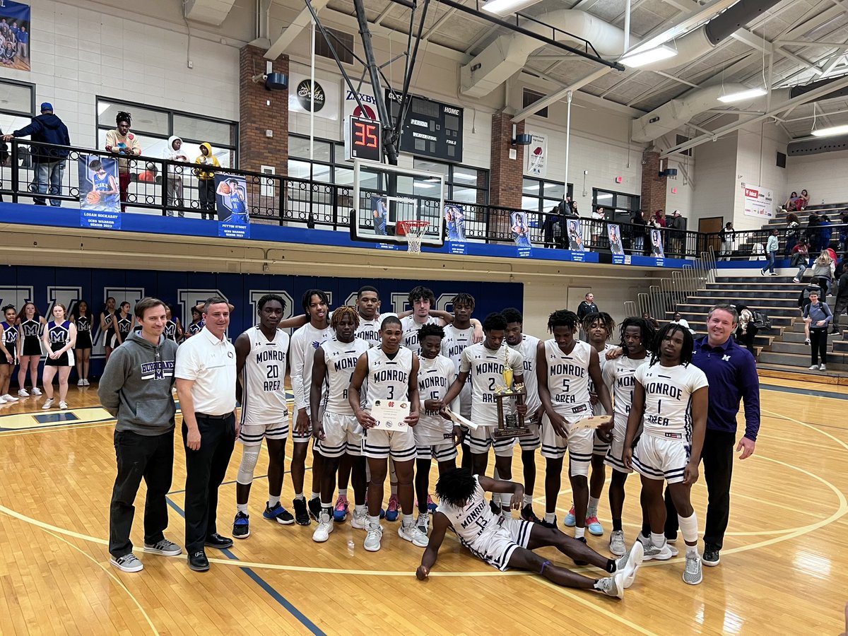 Congrats to the 8-AAA REGION CHAMPS! 🥇@MonroeAreaHoops 
Our boys won 55-51 against Stephens Co. #MonroeProud #Statebound #GHSA #BasketballLife #ForCoachKelly  💜