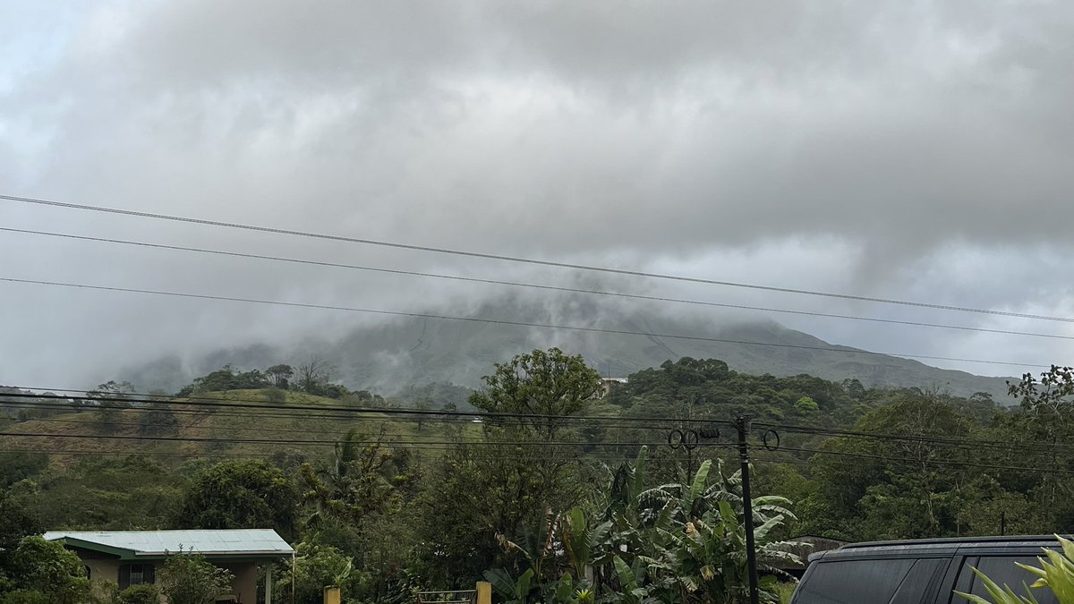 A painting in a delightful food stop at the base of Volcán Arenal, compared to the volcano covered in absolute mist and clouds for 3 days IRL. We do hope we see a little more of this majestic beast before driving too far away from it! #costarica #puravida