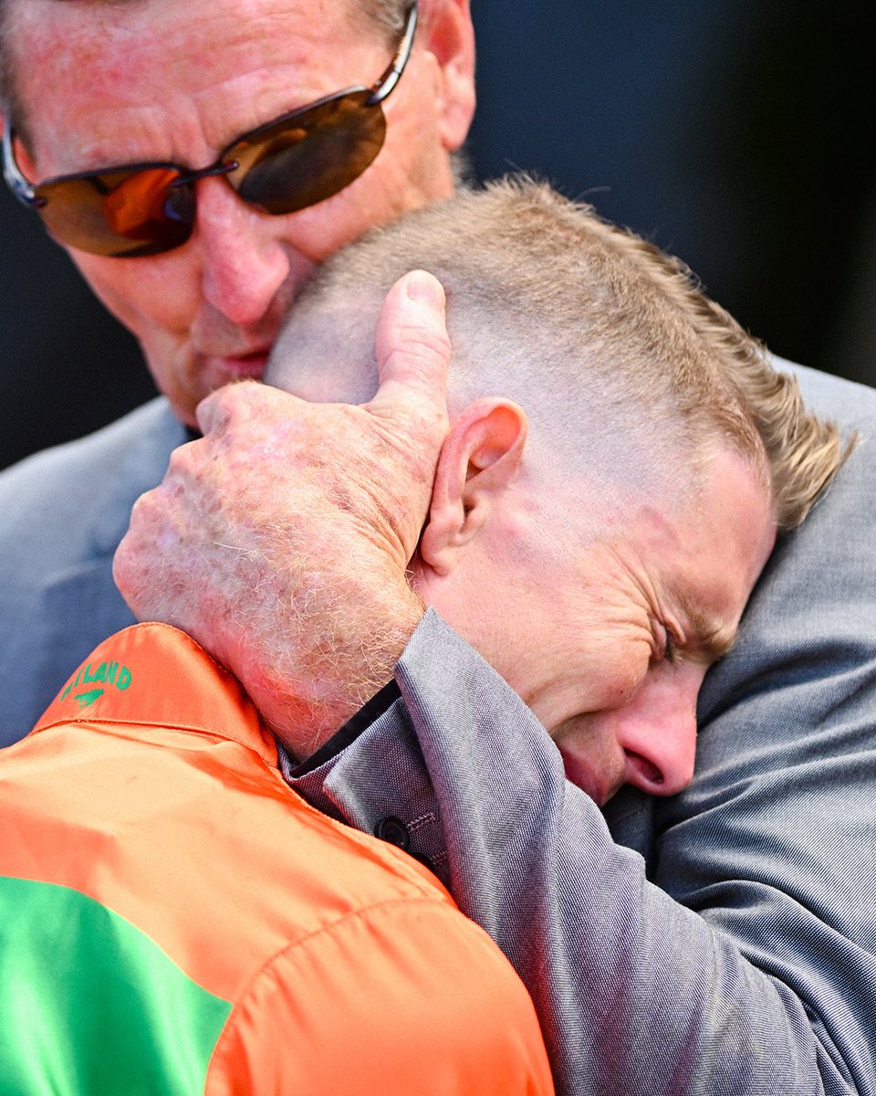 7horseracing's tweet image. Jye McNeil embraces with his Dad after claiming the opener, in honour of his mentor Deane Lester. ❤️

📸 @Vinnycenzo_71