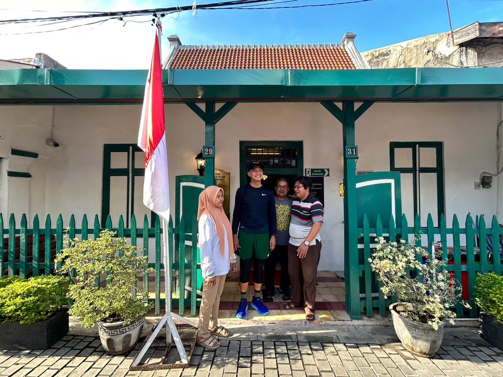 Soekemi yakin putranya bukan anak biasa-biasa saja. 

Maka setelah lulus HBS, dia mengirim putranya ke seorang kawan yang waktu itu dianggap sebagai satu-satunya pribumi yang layak disebut sebagai pemimpin, HOS Cokroaminoto, sosok raja tanpa mahkota.