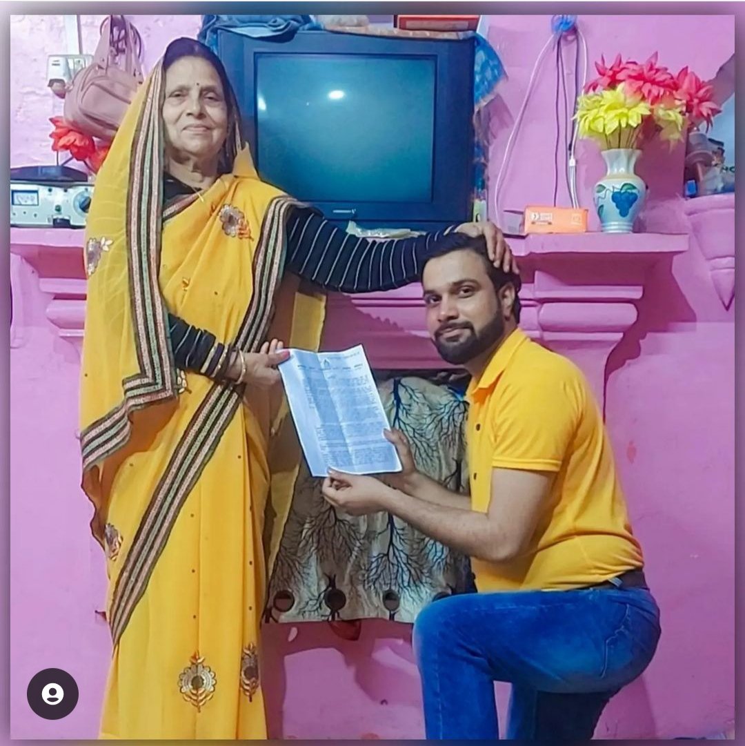 <a href="/myogiadityanath/">Yogi Adityanath</a> महाशिवरात्रि के पर्व पर सब इंस्पेक्टर <a href="/Uppolice/">UP POLICE</a> का जोइनिंग लेटर अपनी मां के कदमों में रख दिया. अंकित भाई को बहुत-बहुत बधाई हो. <a href="/myogiadityanath/">Yogi Adityanath</a>  जी के नेतृत्व में भर्तियों में बिना भेदभाव के योग्य अभ्यर्थियों को उनका हक दिया जा रहा है. <a href="/CMOfficeUP/">CM Office, GoUP</a> #THANKS_YOGI_JI_FOR_UPSI9534